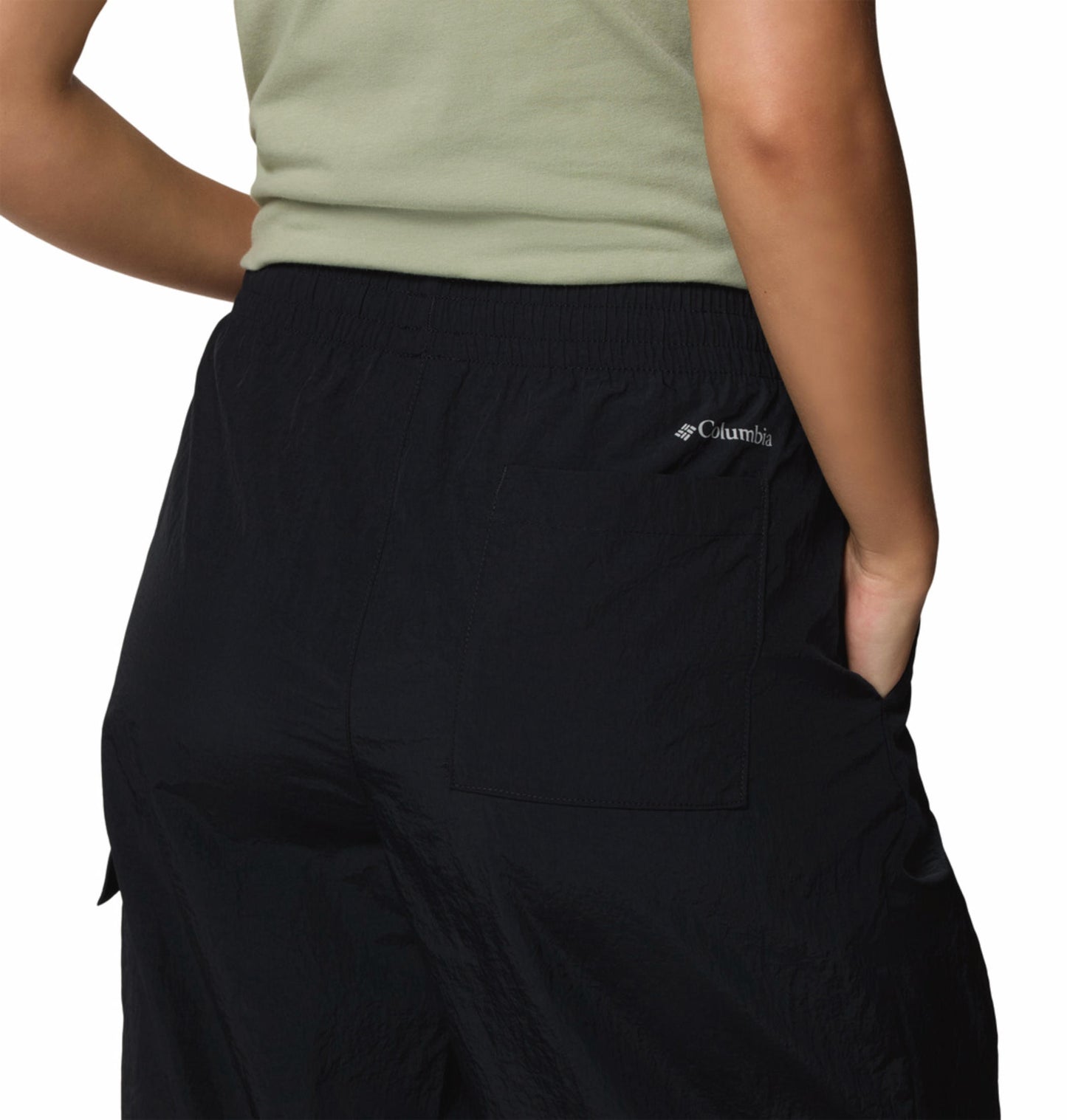 A Women Wearing Columbia Women Black Paracutie Vented Pant