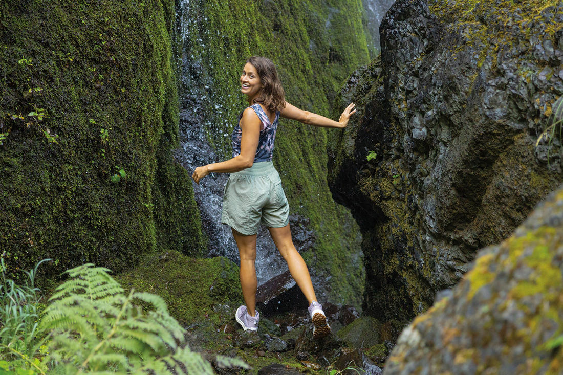 A Women Wearing Columbia Women Navy Blue Boundless Trek Tank