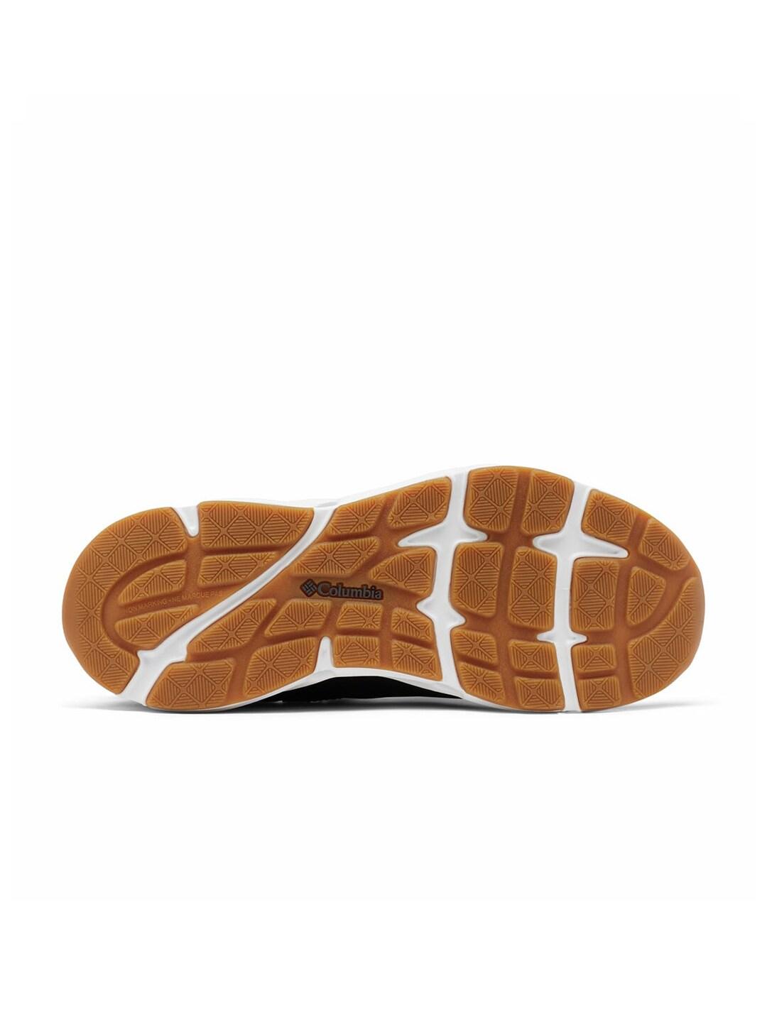 A Women Wearing Columbia Women Black COLUMBIA VENT AERO