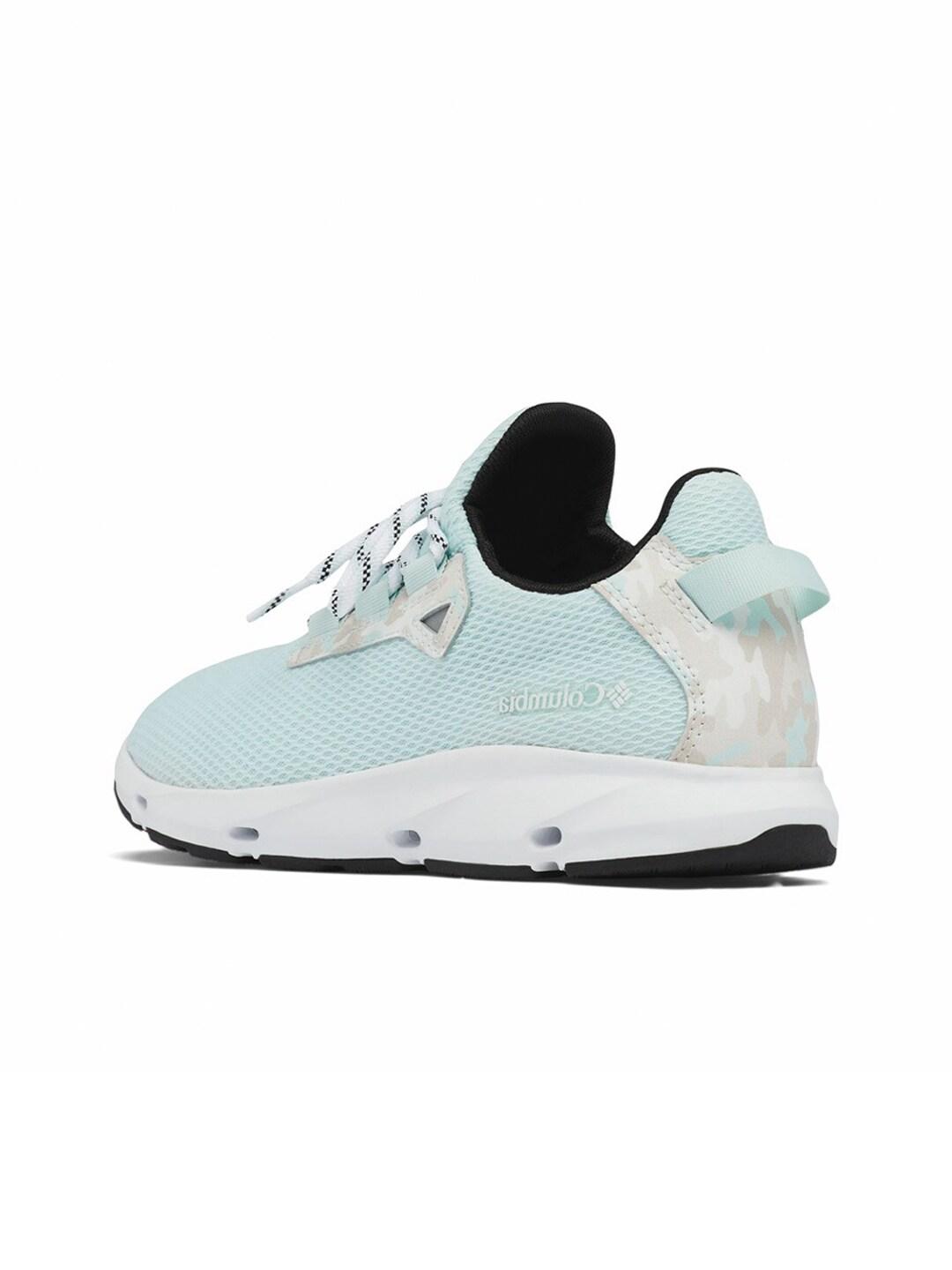 A Women Wearing Columbia Women Green COLUMBIA VENT AERO