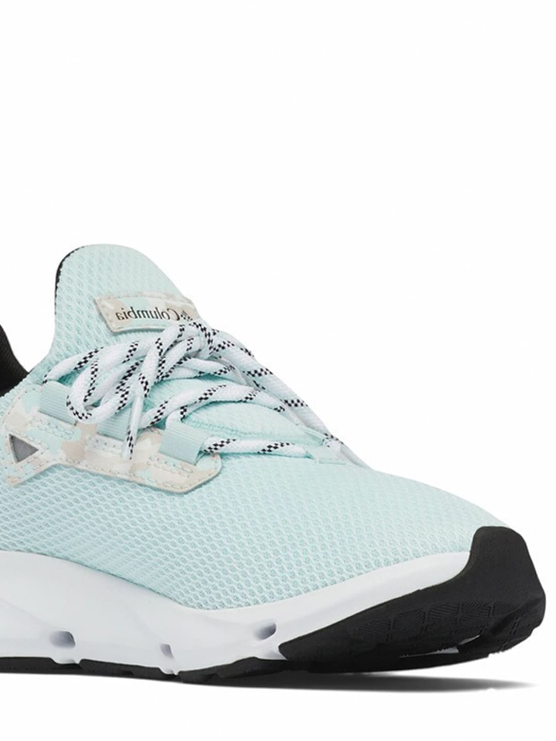 A Women Wearing Columbia Women Green COLUMBIA VENT AERO