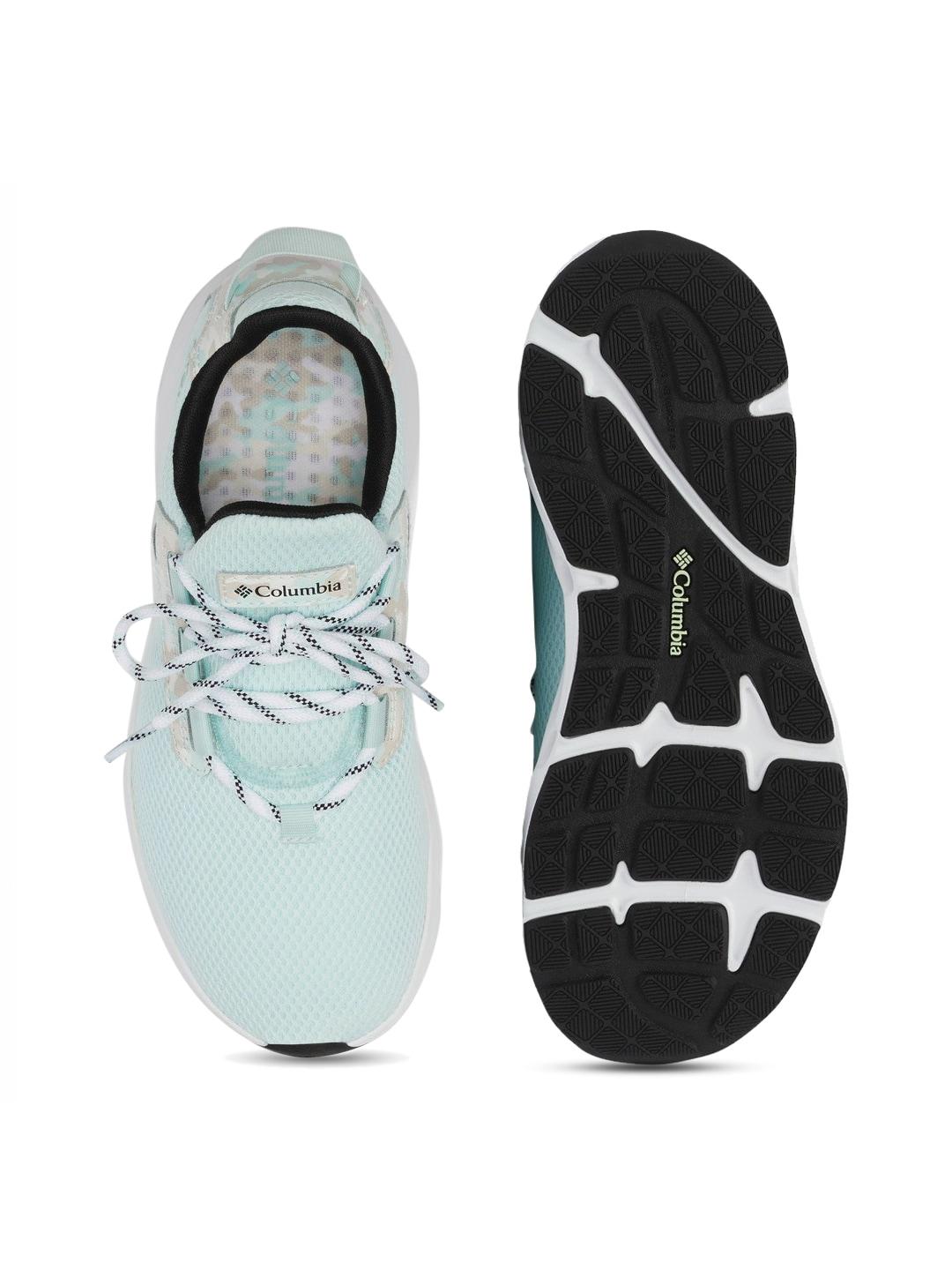 A Women Wearing Columbia Women Green COLUMBIA VENT AERO