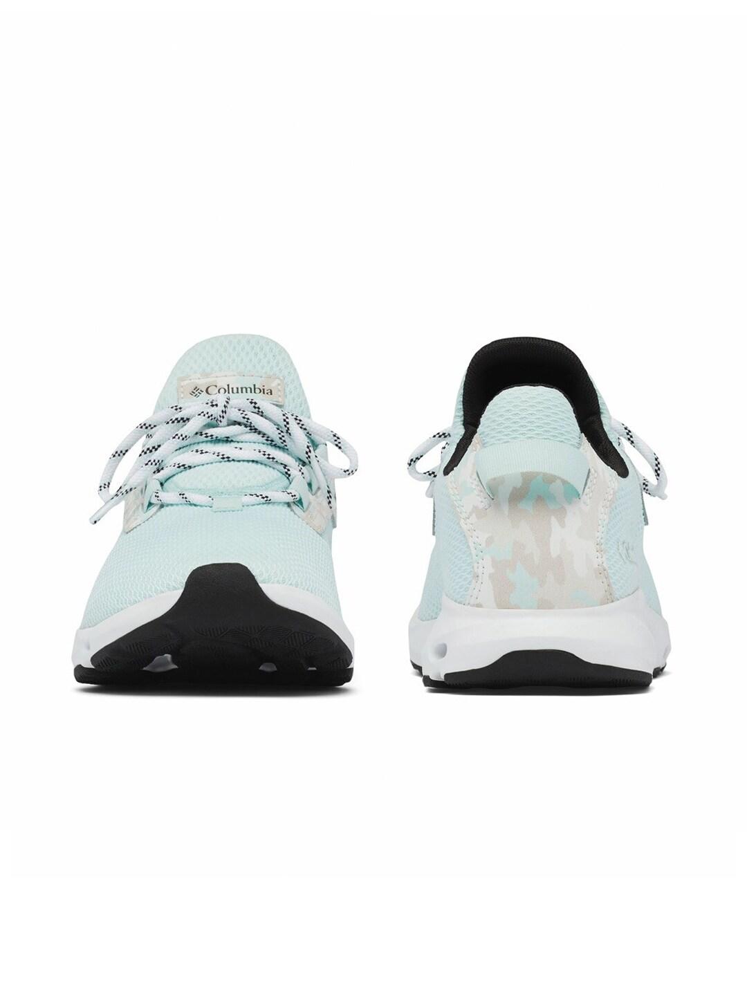 A Women Wearing Columbia Women Green COLUMBIA VENT AERO