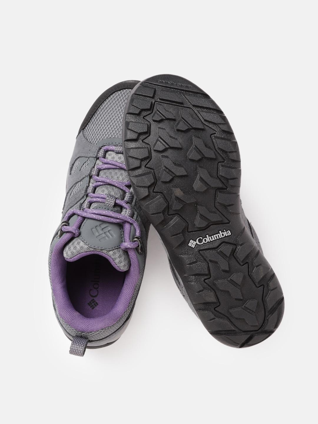 A Women Wearing Columbia Women Grey REDMOND V2 WP