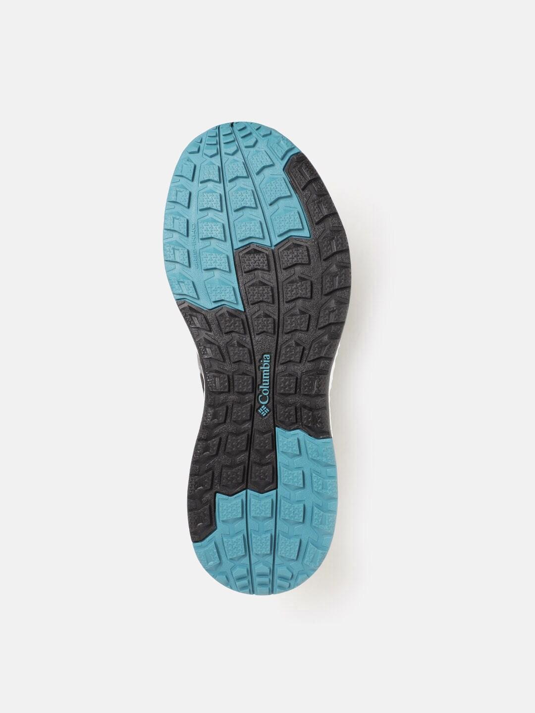 A Women Wearing Columbia Women Black SH/FT OUTDRY MID