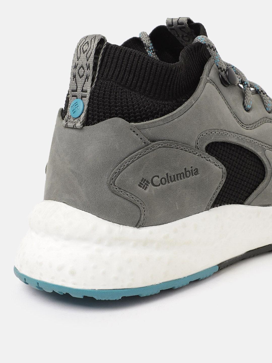 A Women Wearing Columbia Women Black SH/FT OUTDRY MID