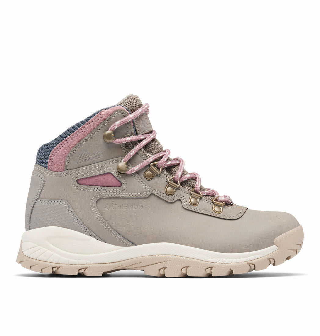 A Women Wearing Columbia Women Black NEWTON RIDGE PLUS
