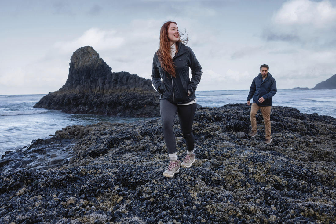 A Women Wearing Columbia Women Black NEWTON RIDGE PLUS
