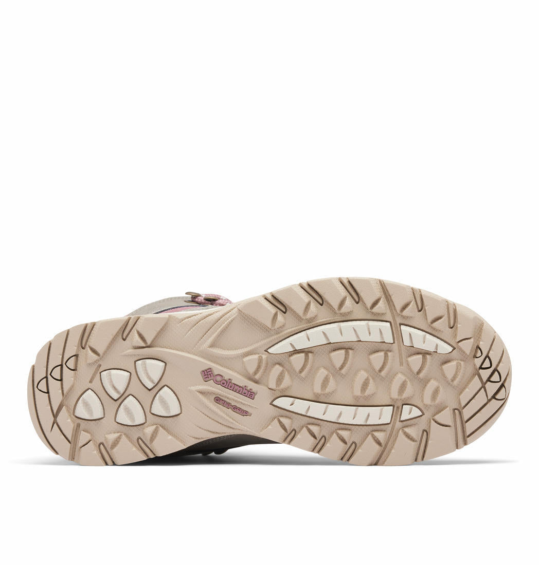 A Women Wearing Columbia Women Black NEWTON RIDGE PLUS