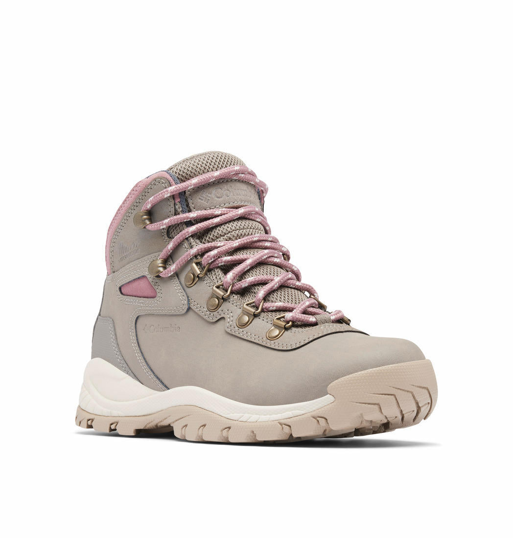 A Women Wearing Columbia Women Black NEWTON RIDGE PLUS