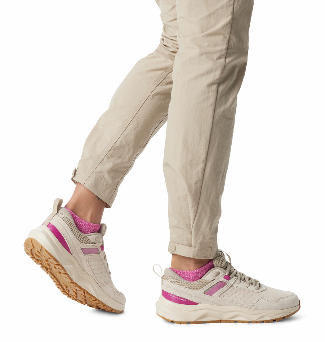 A Women Wearing Columbia Women Brown PLATEAU VENTURE