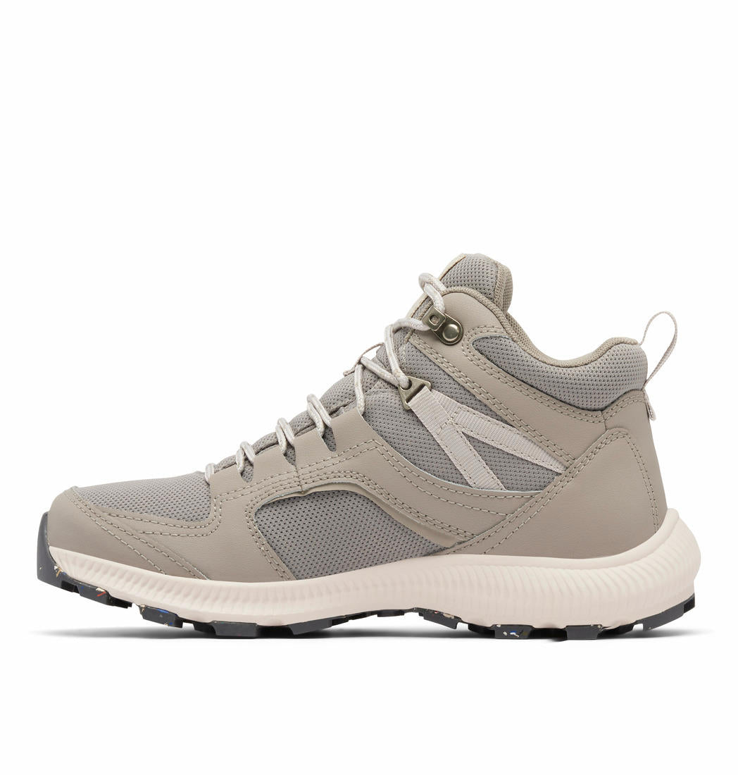 A Women Wearing Columbia Women Black RE-PEAK MID