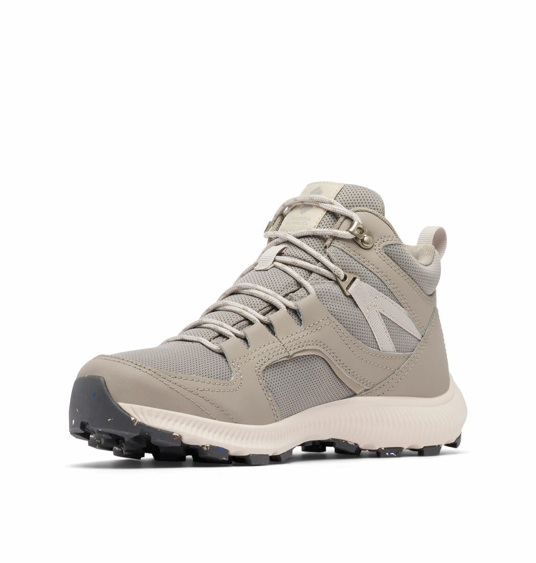 A Women Wearing Columbia Women Black RE-PEAK MID