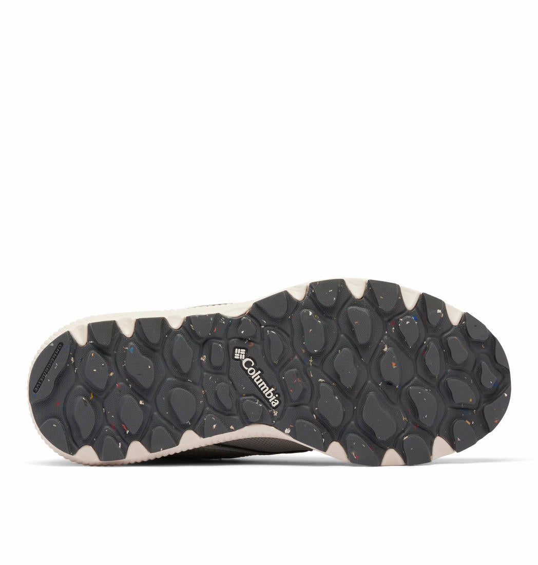 A Women Wearing Columbia Women Black RE-PEAK MID