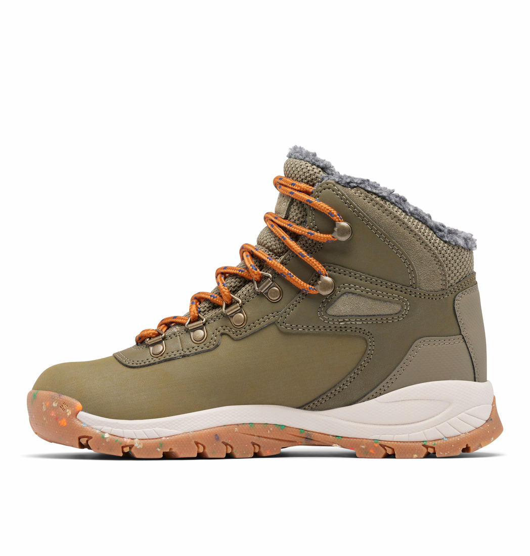 A Women Wearing Columbia Women Green NEWTON RIDGE WP OMNI-HEAT II