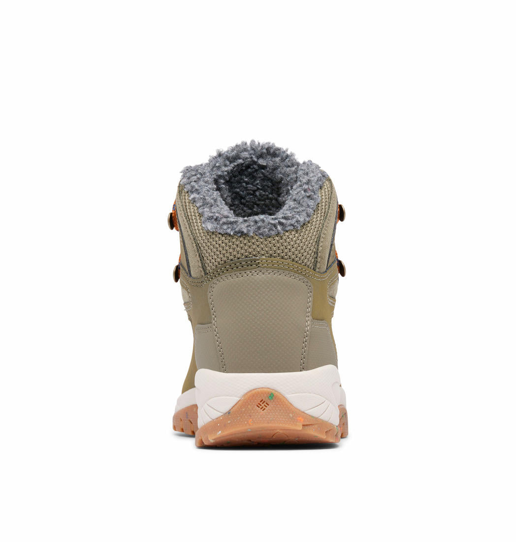 A Women Wearing Columbia Women Green NEWTON RIDGE WP OMNI-HEAT II