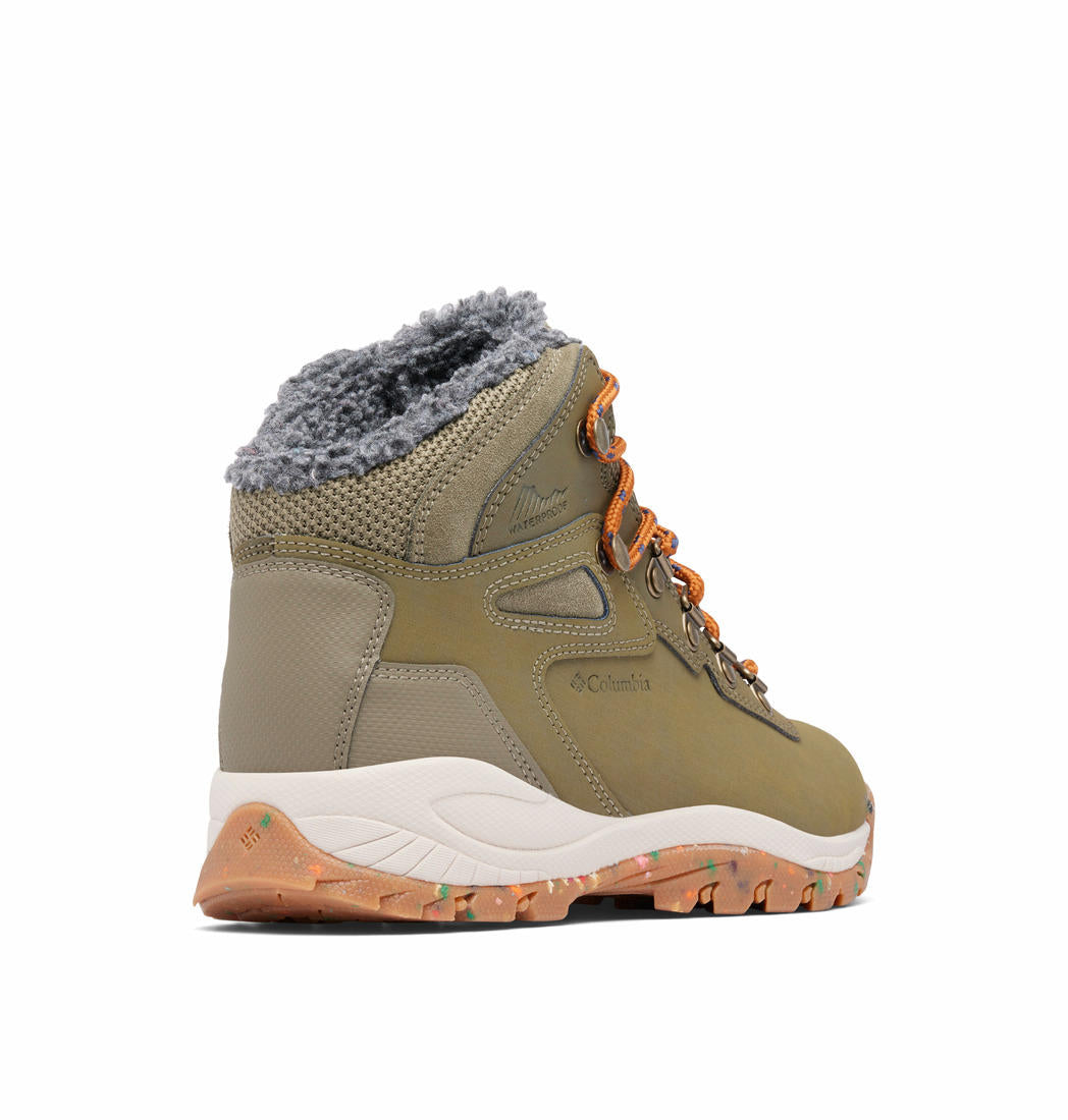 A Women Wearing Columbia Women Green NEWTON RIDGE WP OMNI-HEAT II