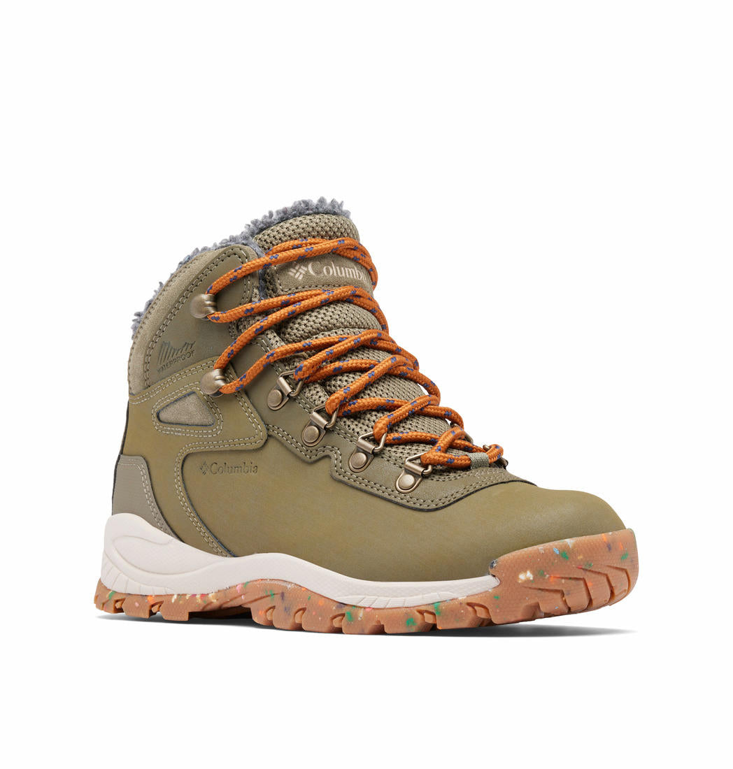 A Women Wearing Columbia Women Green NEWTON RIDGE WP OMNI-HEAT II