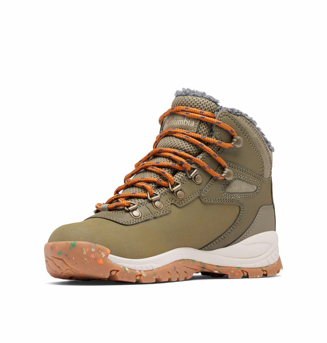 A Women Wearing Columbia Women Green NEWTON RIDGE WP OMNI-HEAT II