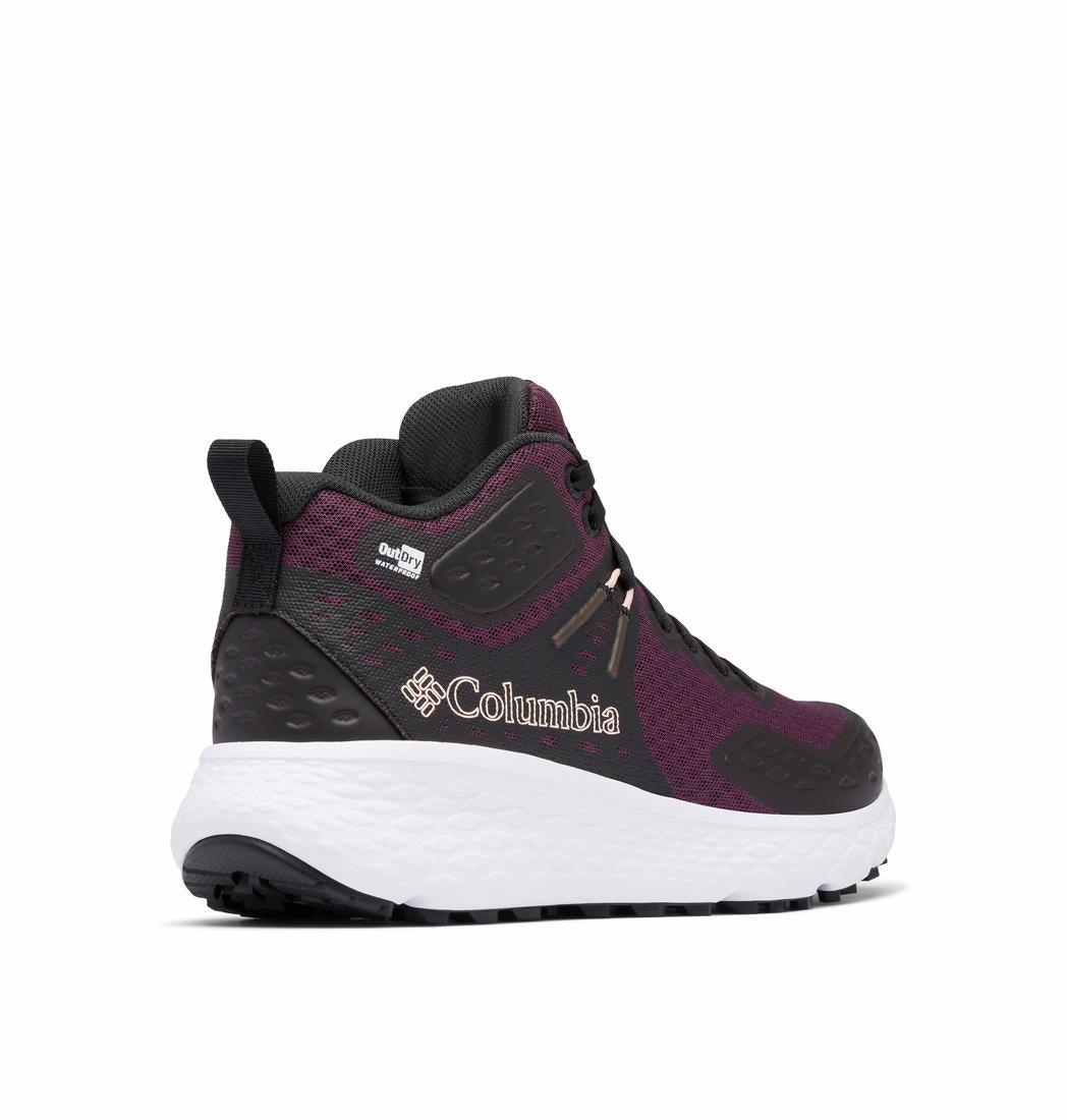 A Women Wearing Columbia Women Red KONOS TRS OUTDRY MID
