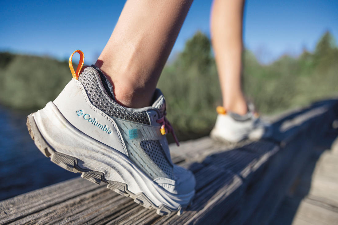 A Women Wearing Columbia Women Grey HATANA BREATHE