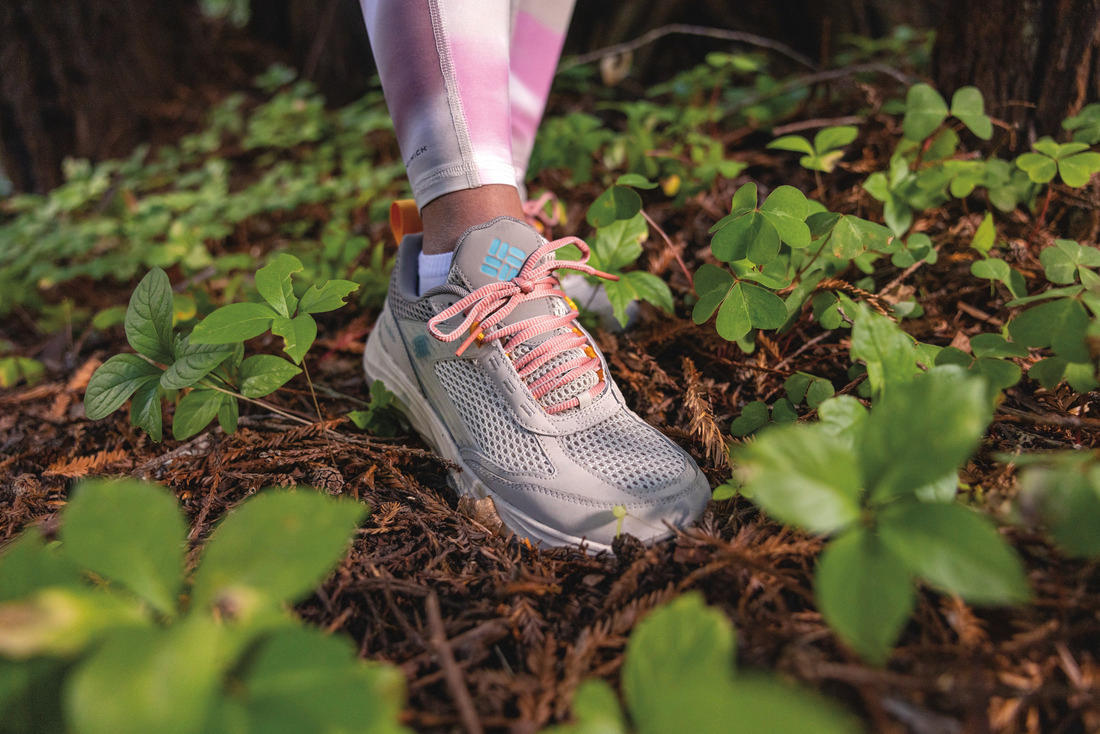 A Women Wearing Columbia Women Grey HATANA BREATHE