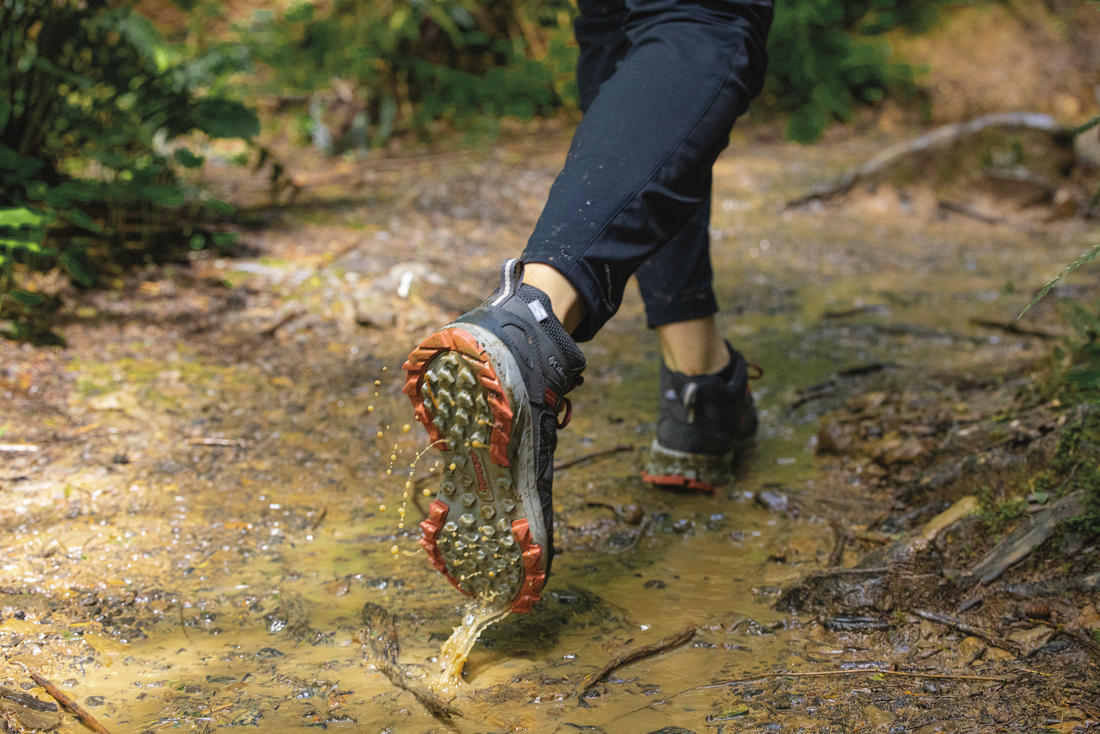 A Women Wearing Columbia Women Grey PEAKFREAK II MID OUTDRY