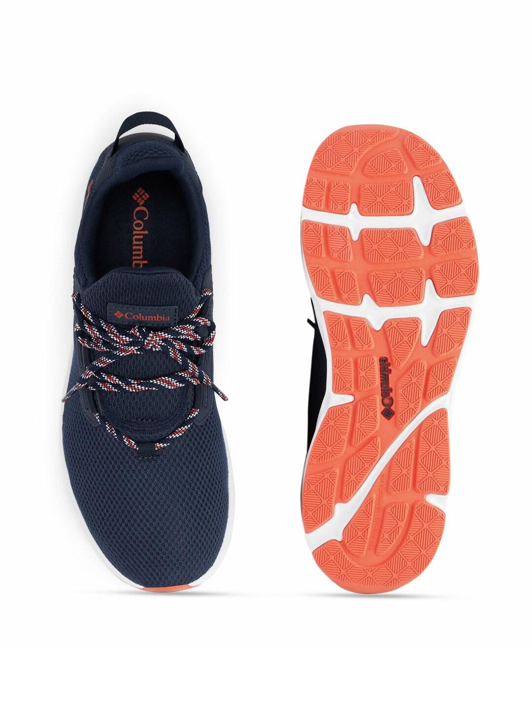 A Men Wearing Columbia Men Blue COLUMBIA VENT AERO