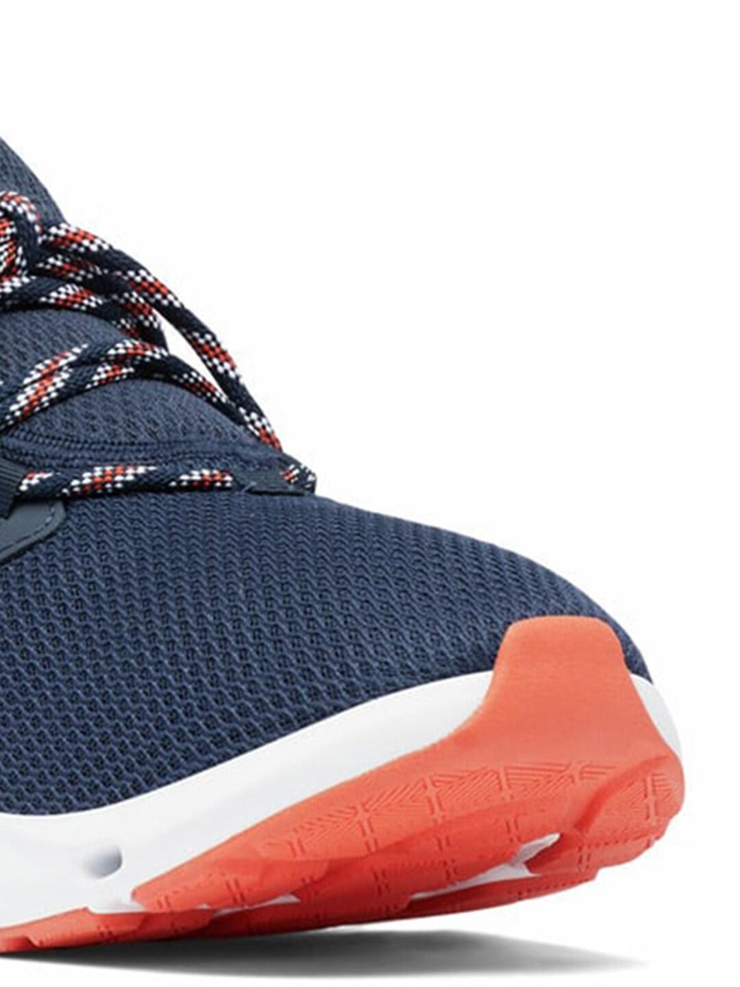 A Men Wearing Columbia Men Blue COLUMBIA VENT AERO