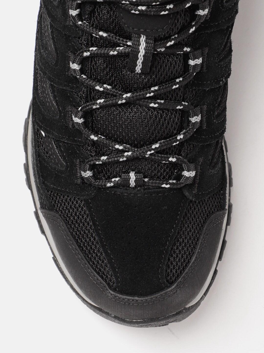 A Men Wearing Columbia Men Black CRESTWOOD WATERPROOF