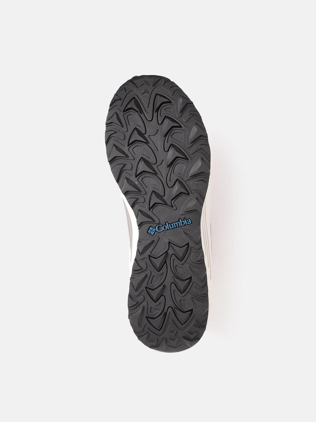 A Men Wearing Columbia Men Black TRAILSTORM PEAK MID