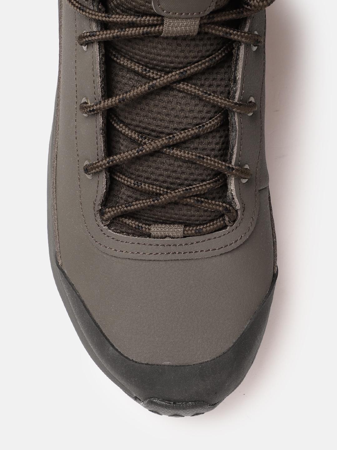 A Men Wearing Columbia Men Brown TRAILSTORM PEAK MID