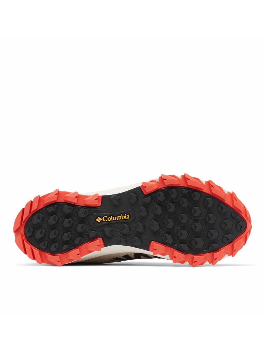 A Men Wearing Columbia Men Beige PEAKFREAK II OUTDRY