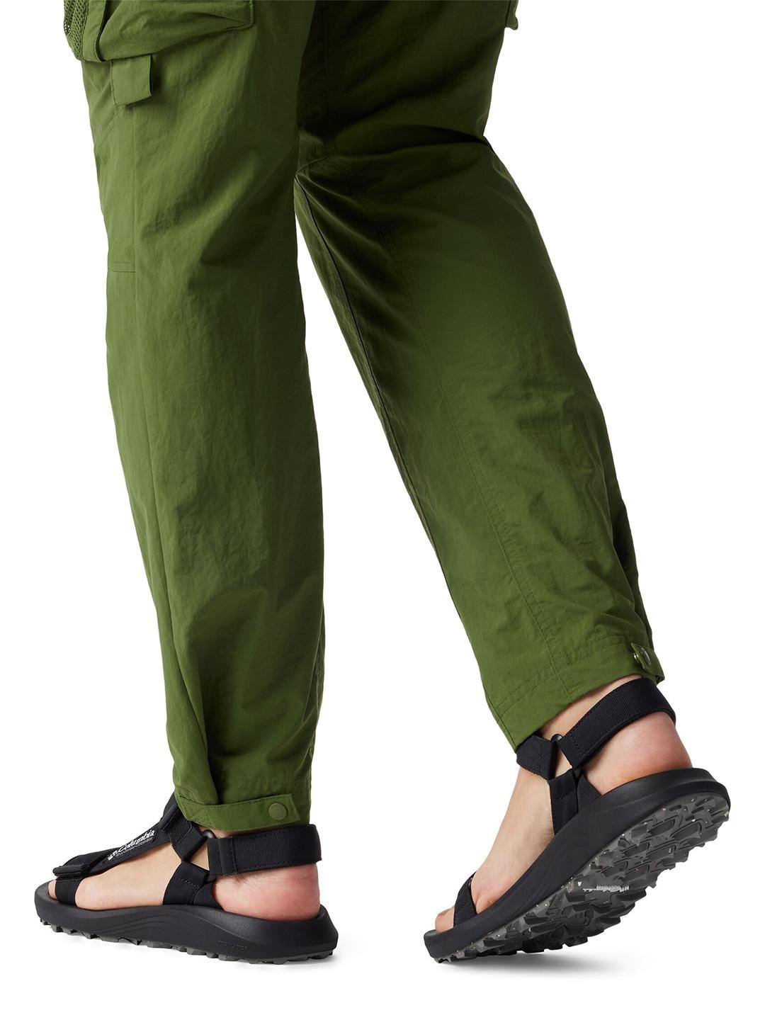 A Men Wearing Columbia Men Black GLOBETROT SANDAL