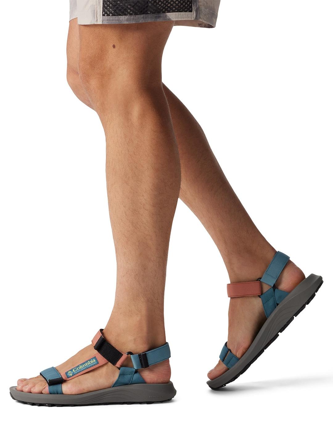 A Men Wearing Columbia Men Green GLOBETROT SANDAL