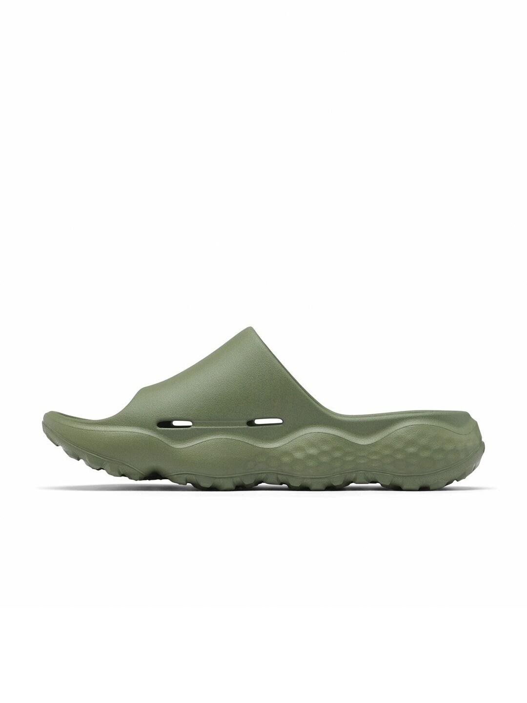 A Men Wearing Columbia Men Green THRIVE REVIVE