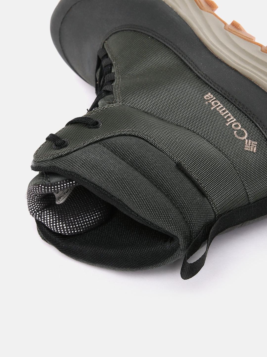 A Men Wearing Columbia Men Green EXPEDITIONIST PROTECT OMNI-HEAT