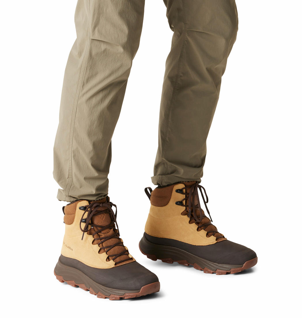 A Men Wearing Columbia Men Green EXPEDITIONIST SHIELD