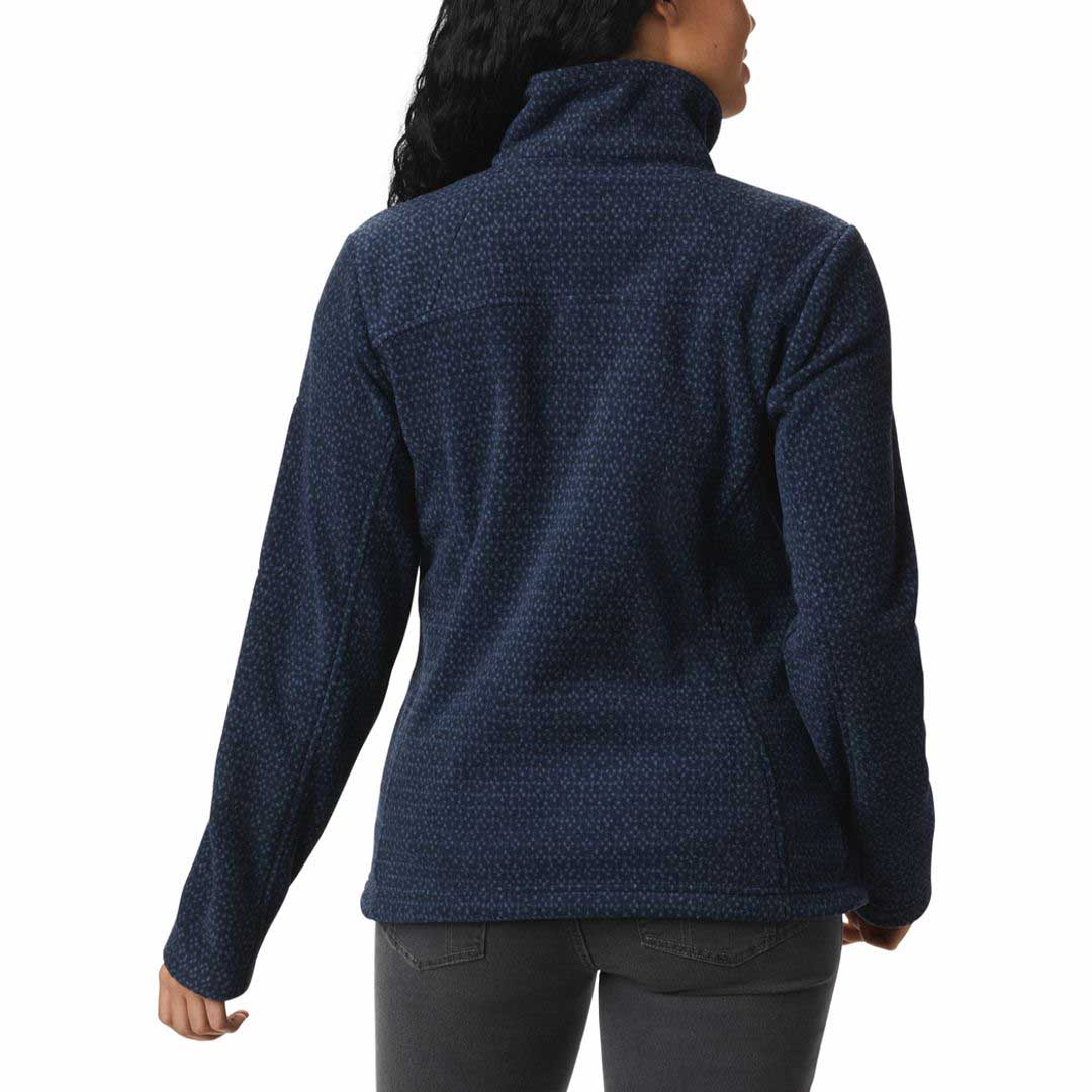 A Women Wearing Columbia Women Blue Fast Trek Printed Jkt