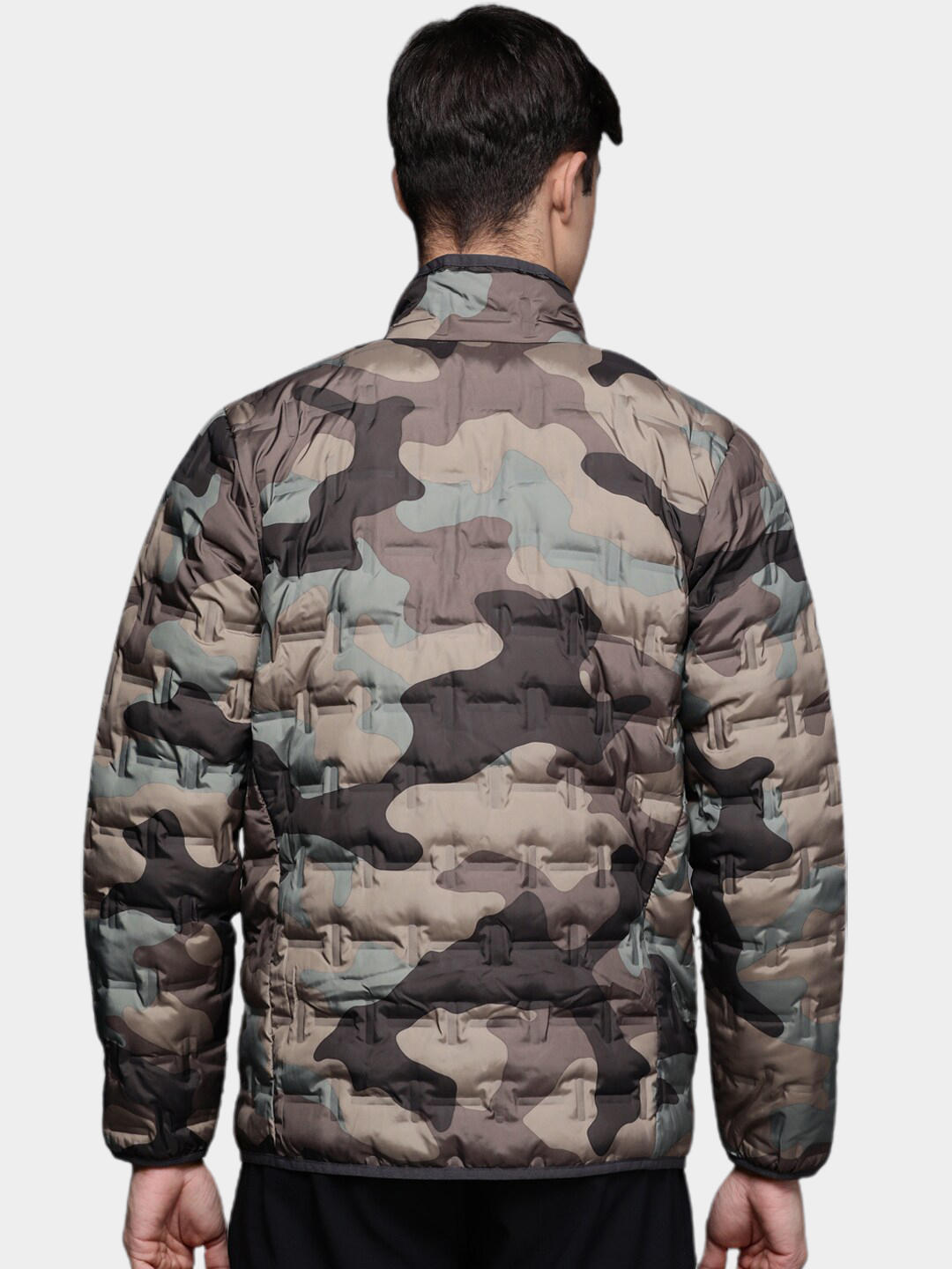 A Men Wearing Columbia Men Green Delta Ridge Down Jacket