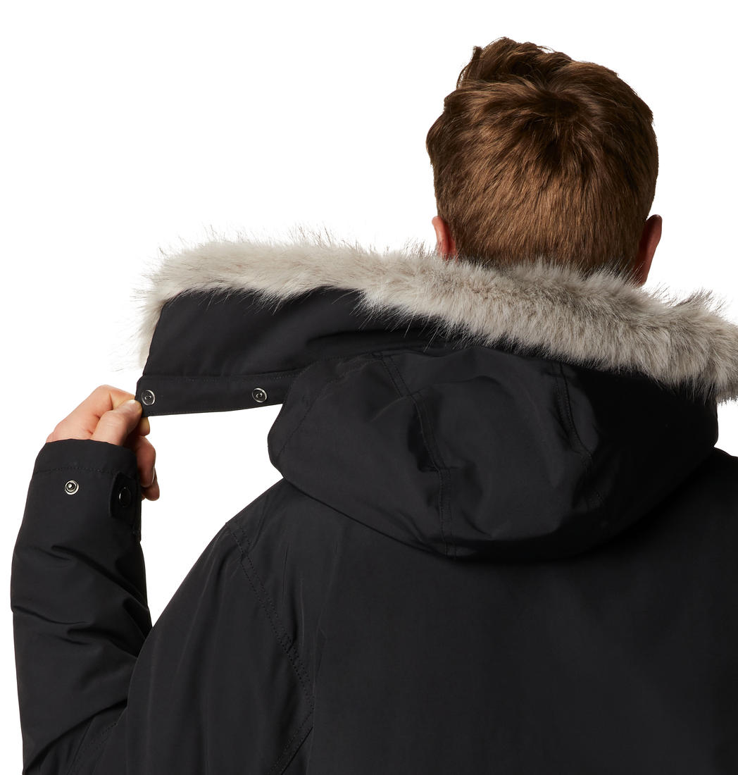 A Men Wearing Columbia Men Black Marquam Peak Parka