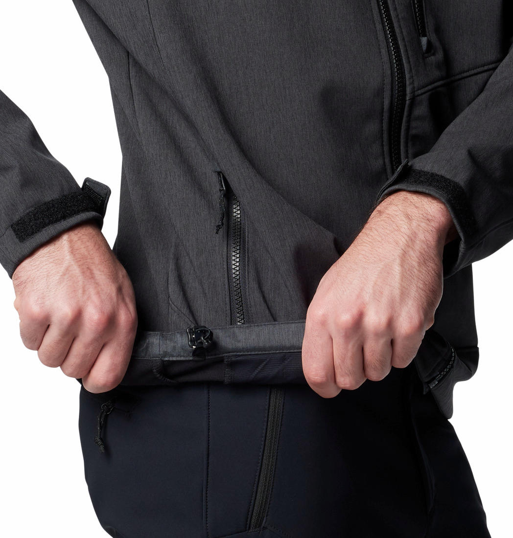 A Men Wearing Columbia Men Black Cruiser Valley II Softshell