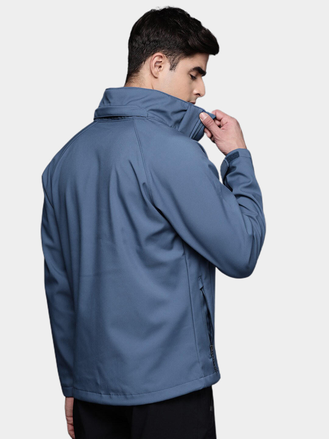 A Men Wearing Columbia Men Blue Cascade Ridge II Softshell