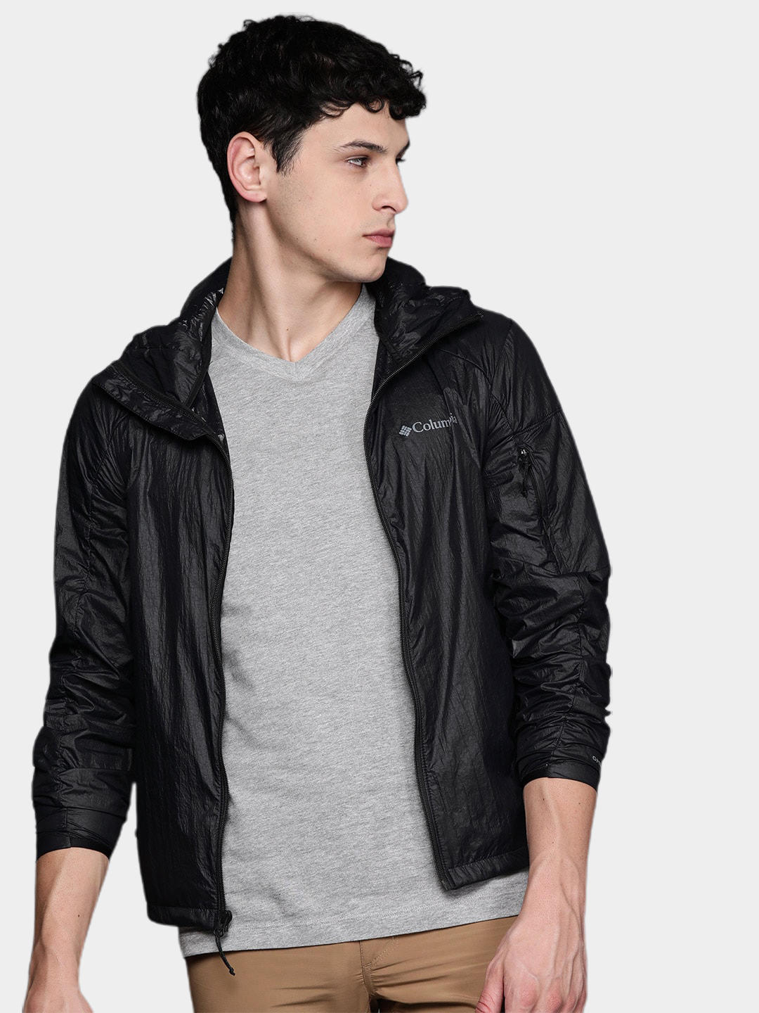 A Men Wearing Columbia Men Black Loop Trail Windbreaker (Sun Protection)