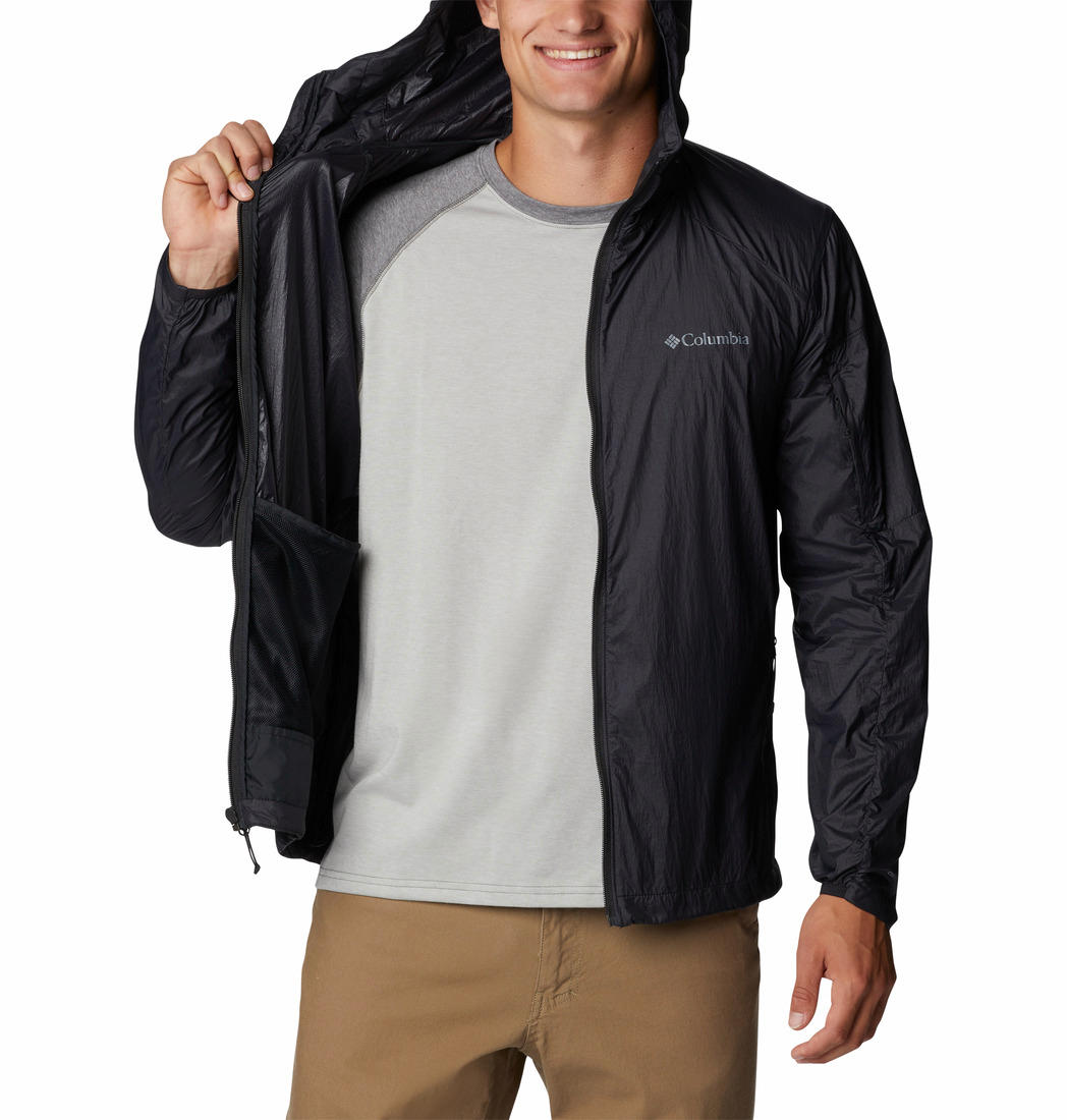 A Men Wearing Columbia Men Black Loop Trail Windbreaker (Sun Protection)