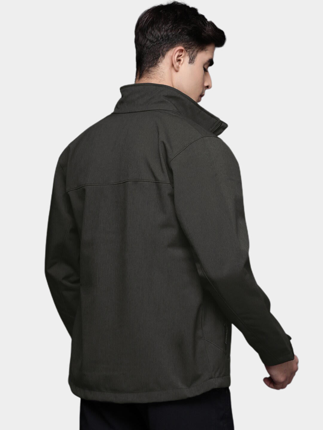 A Men Wearing Columbia Men Black Cruiser Valley Softshell Jacket