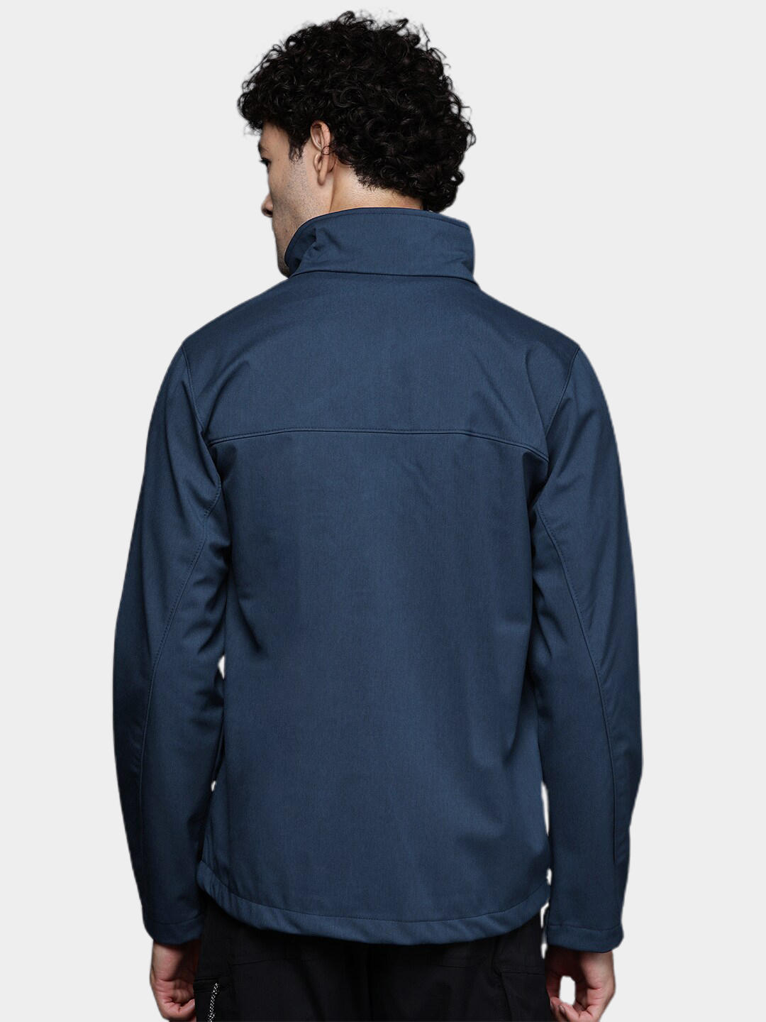 A Men Wearing Columbia Men Blue Cruiser Valley Softshell Jacket