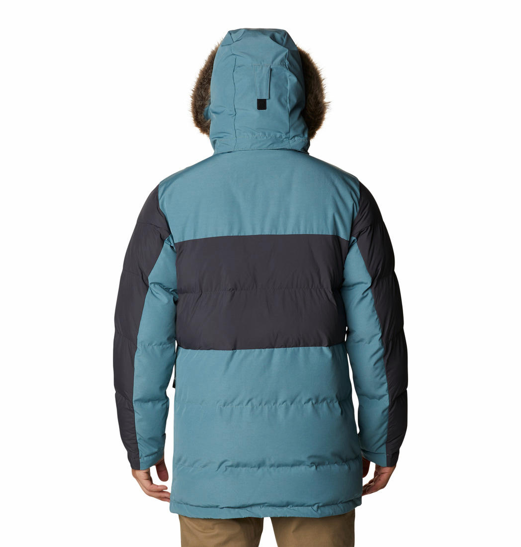A Men Wearing Columbia Men Green Marquam Peak Fusion Parka