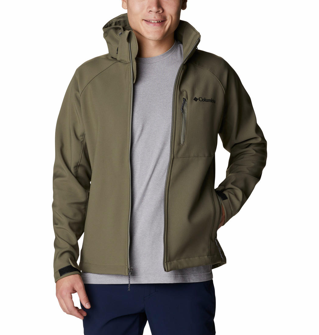 A Men Wearing Columbia Men Green Cascade Ridge III Softshell