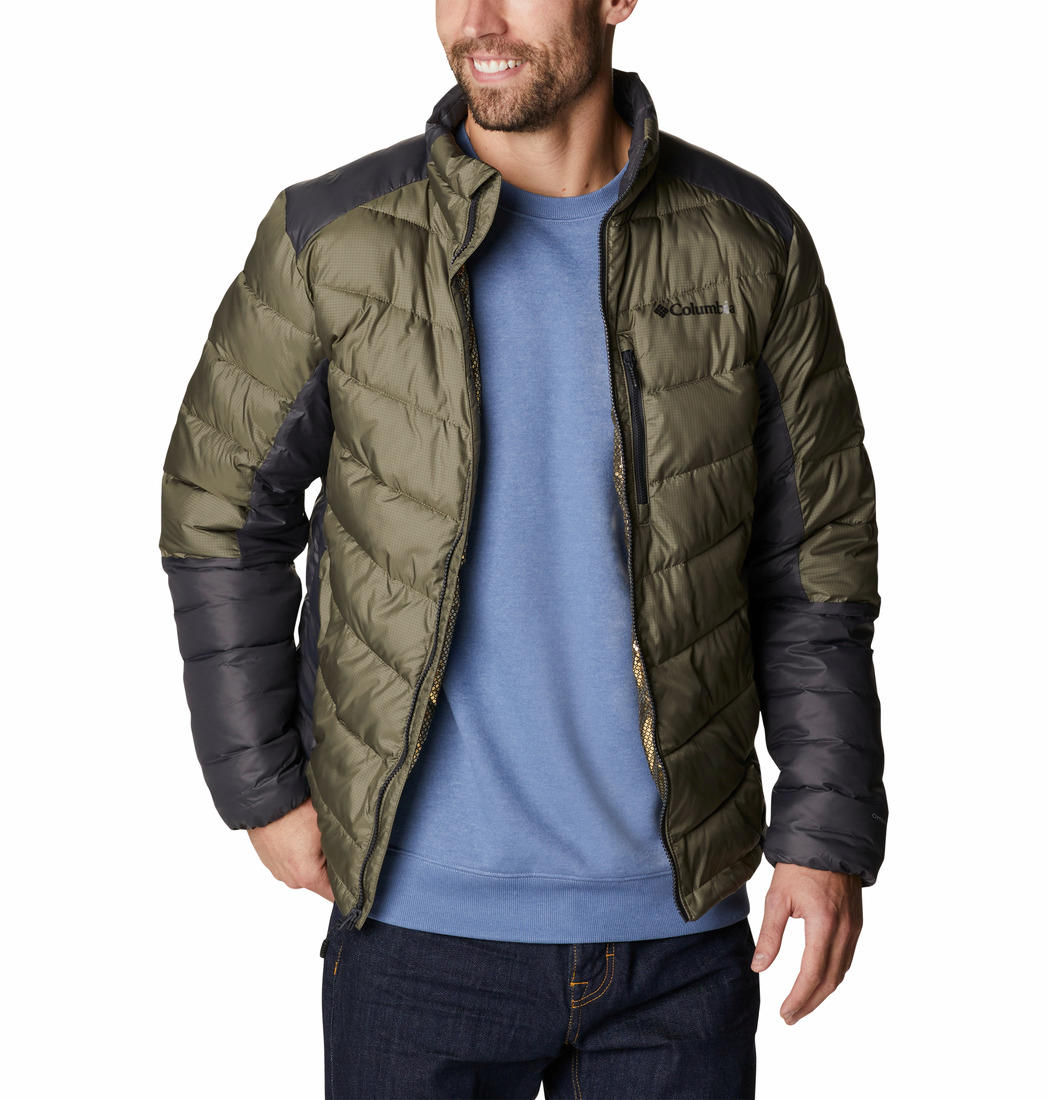 A Men Wearing Columbia Men Green Labyrinth Loop Jacket